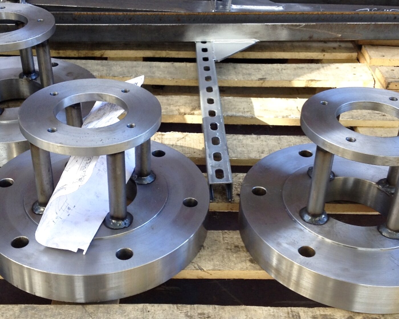 Machined stainless-steel flanges and bases