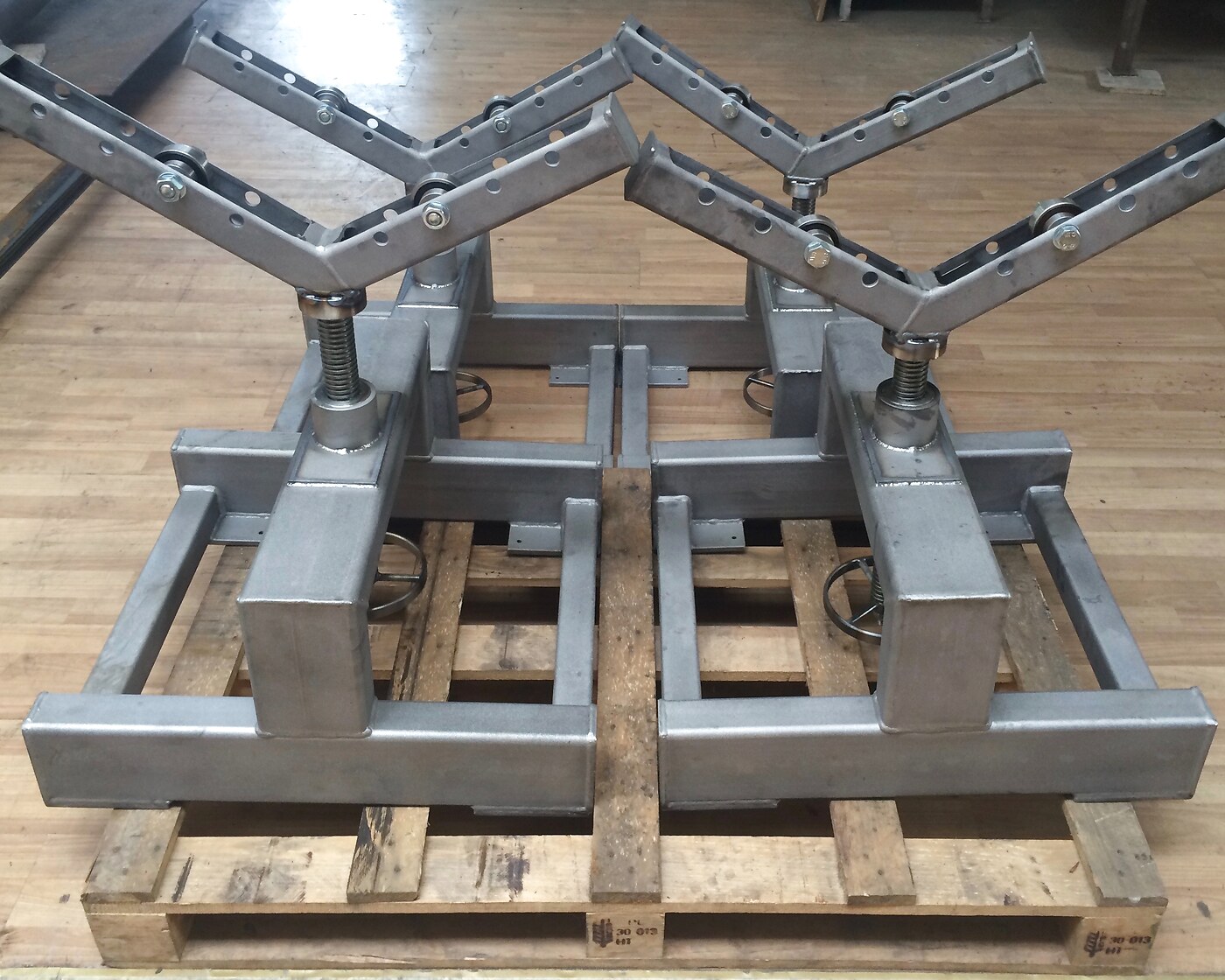 Welded stainless-steel pipe manifolds with branches