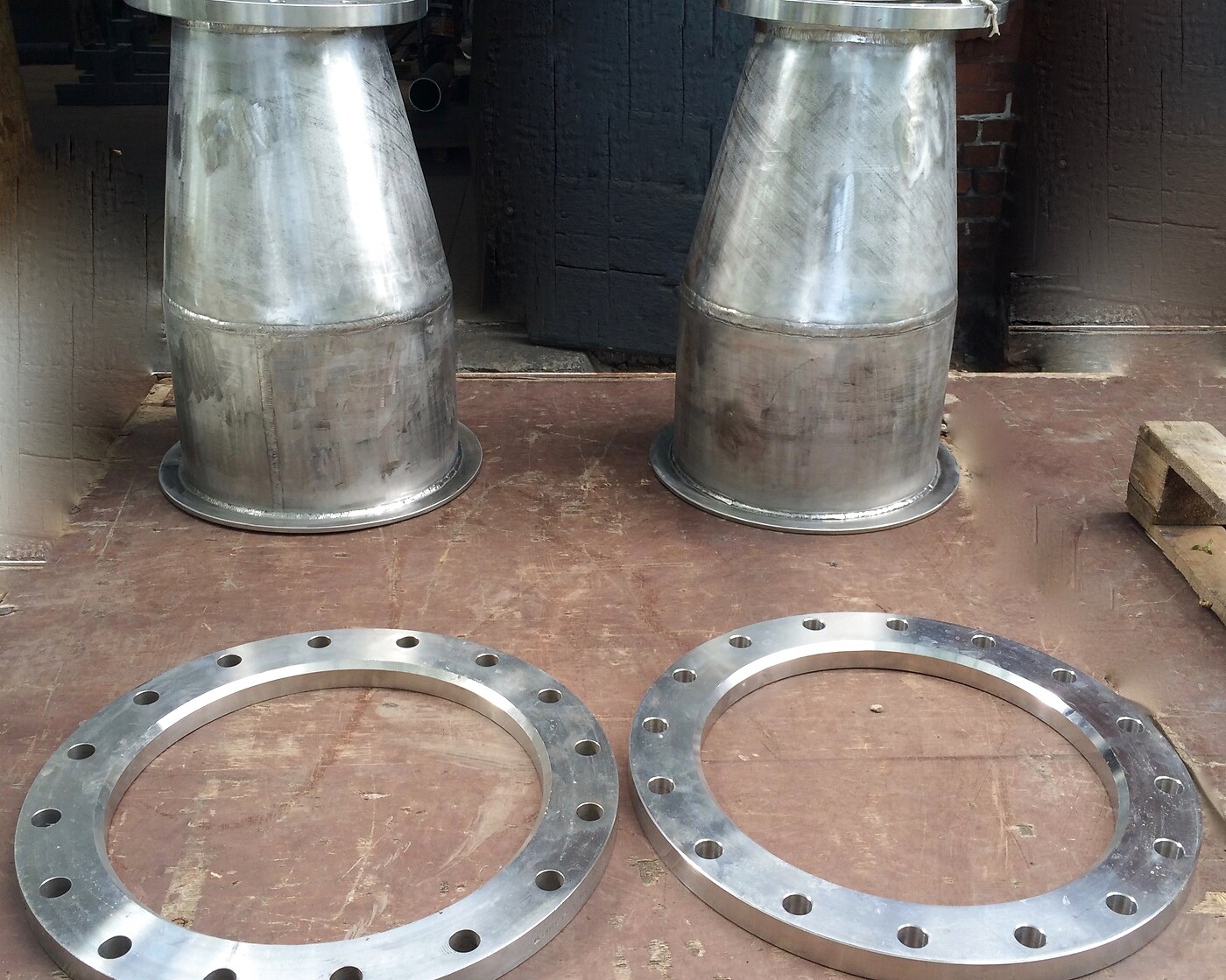 Stainless-steel conical reducers with loose flanges