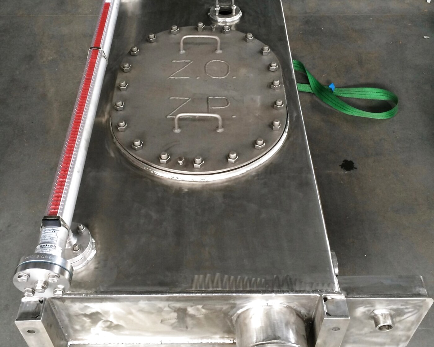 Stainless-steel tank with oval bolted inspection cover and level gauge