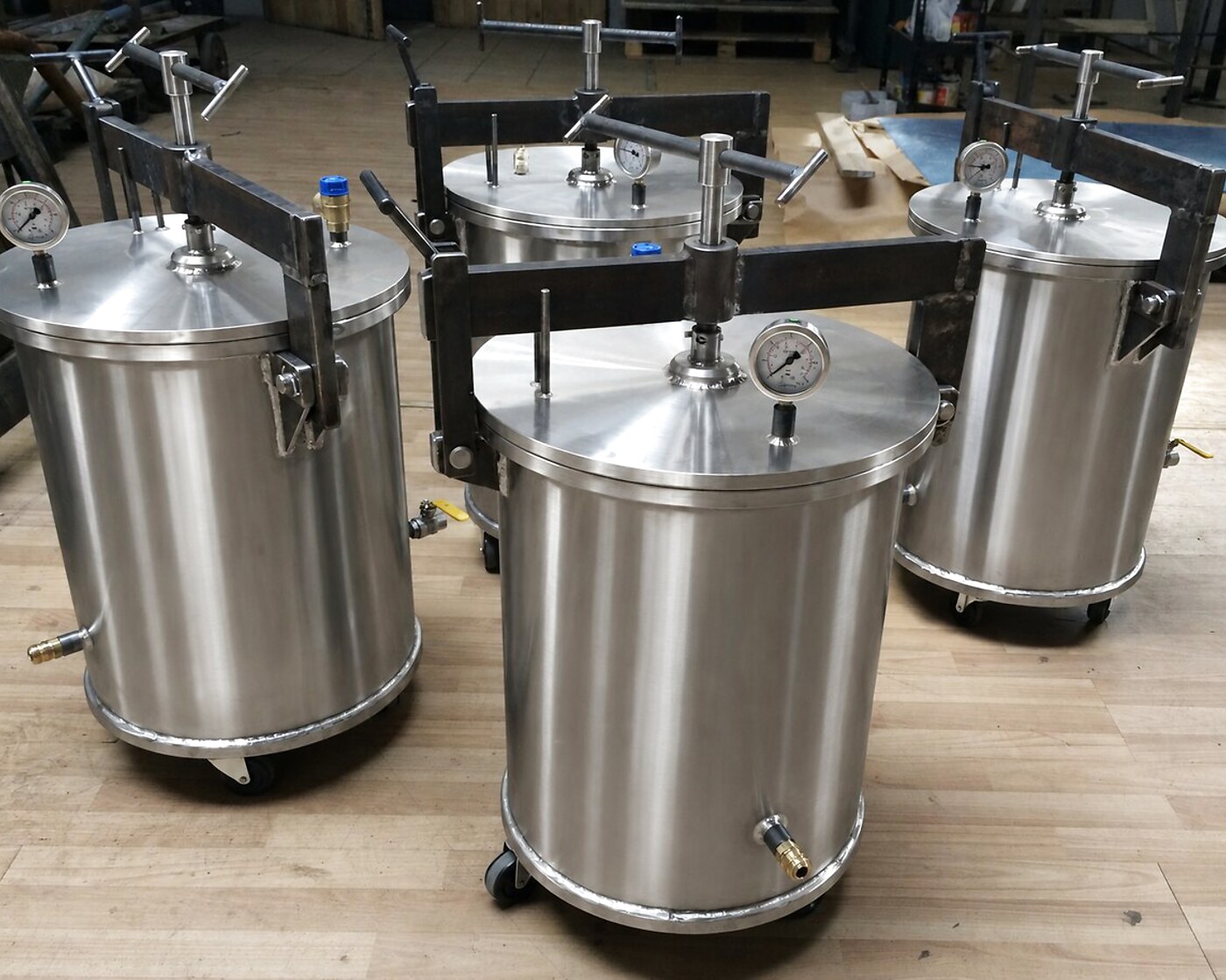 Stainless-steel pressure vessels with gauges