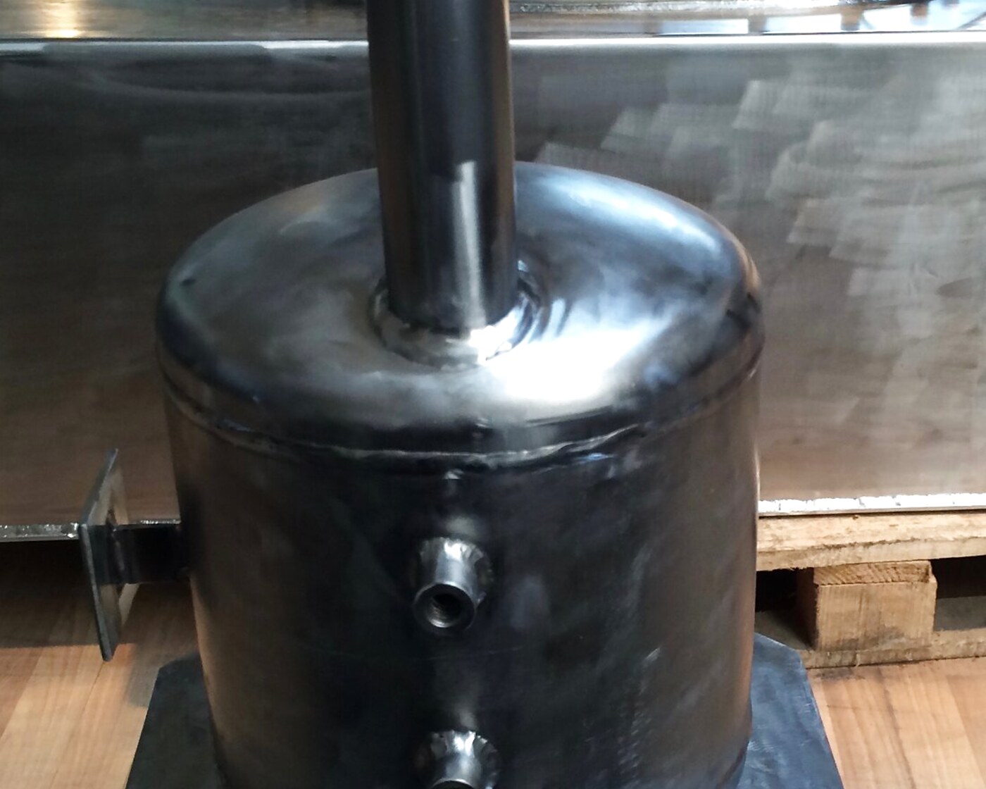 Round stainless-steel process vessel with neck
